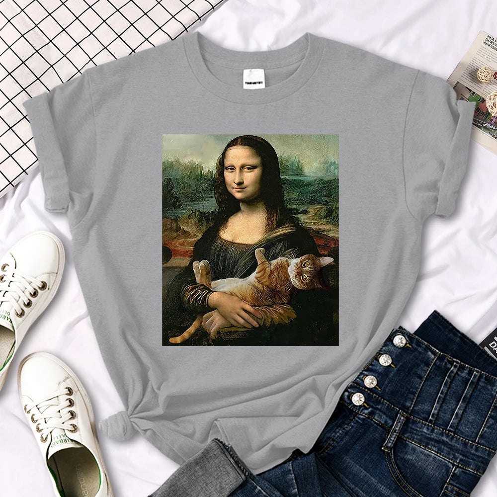 a nice cotton gray t-shirt with the drawing of Monalisa holding an orange cat 