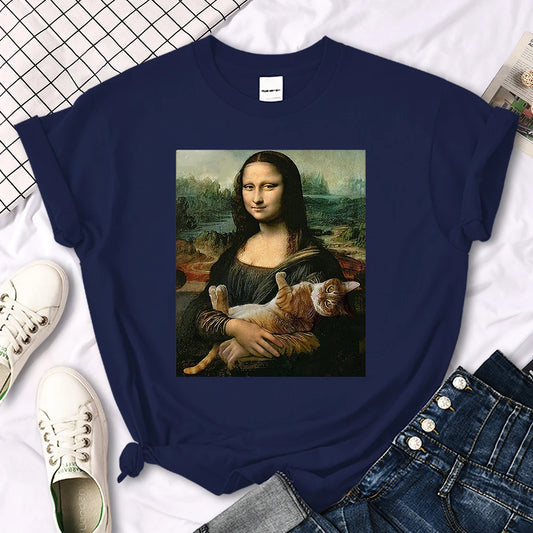 a nice cotton dark t-shirt with the drawing of Monalisa holding an orange cat 