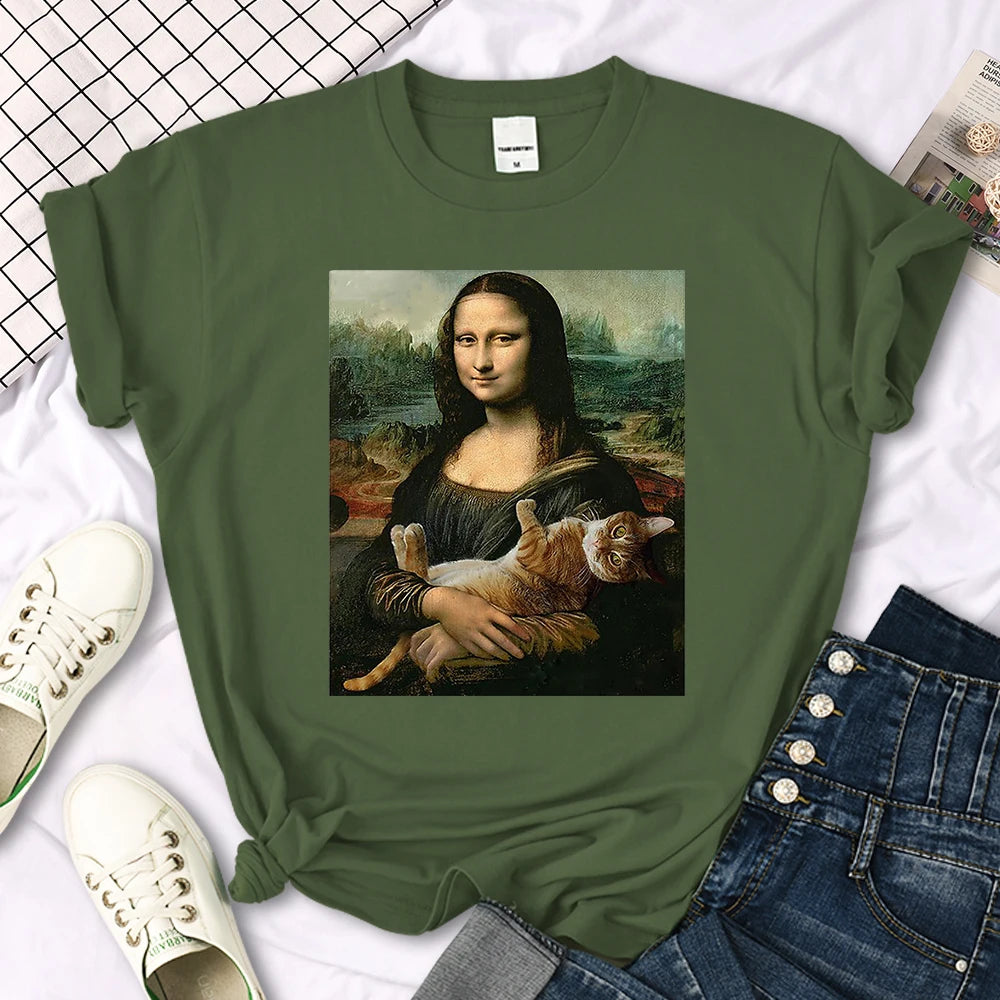 a nice cotton green t-shirt with the drawing of Monalisa holding an orange cat 